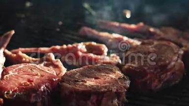 准备烧烤盛宴的特写牛肉排骨。 烤架上的果汁排骨